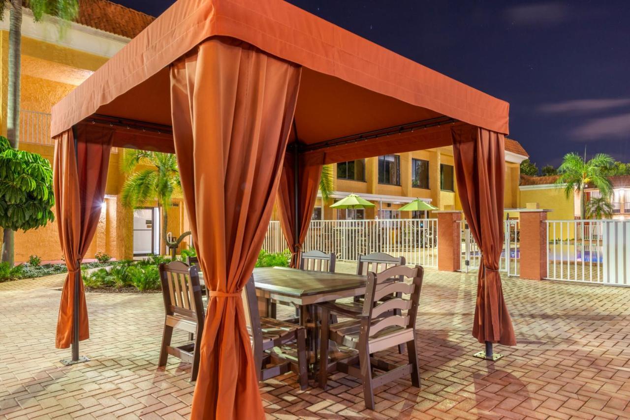 Quality Inn & Suites Conference Center New Port Richey Exterior foto
