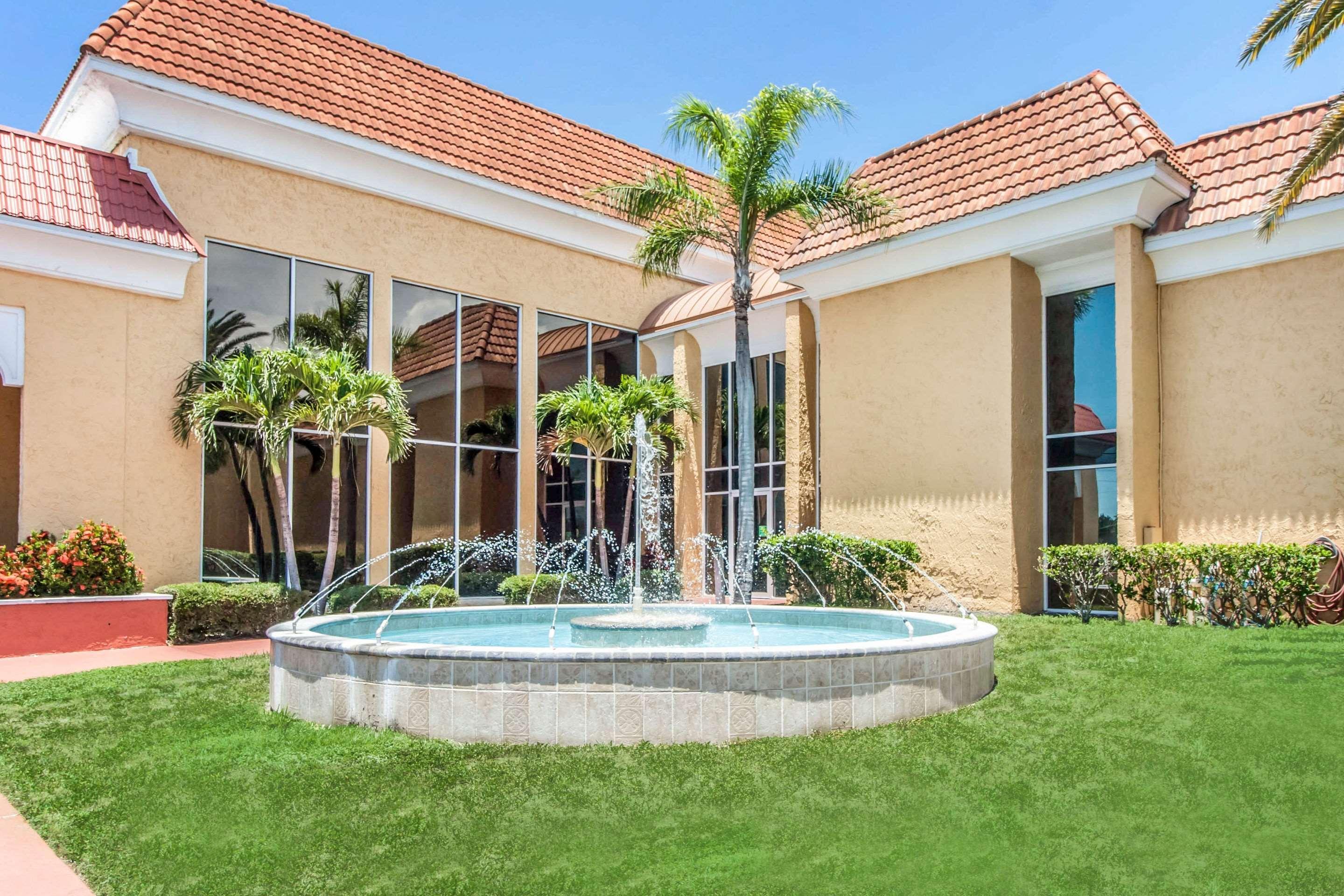 Quality Inn & Suites Conference Center New Port Richey Exterior foto
