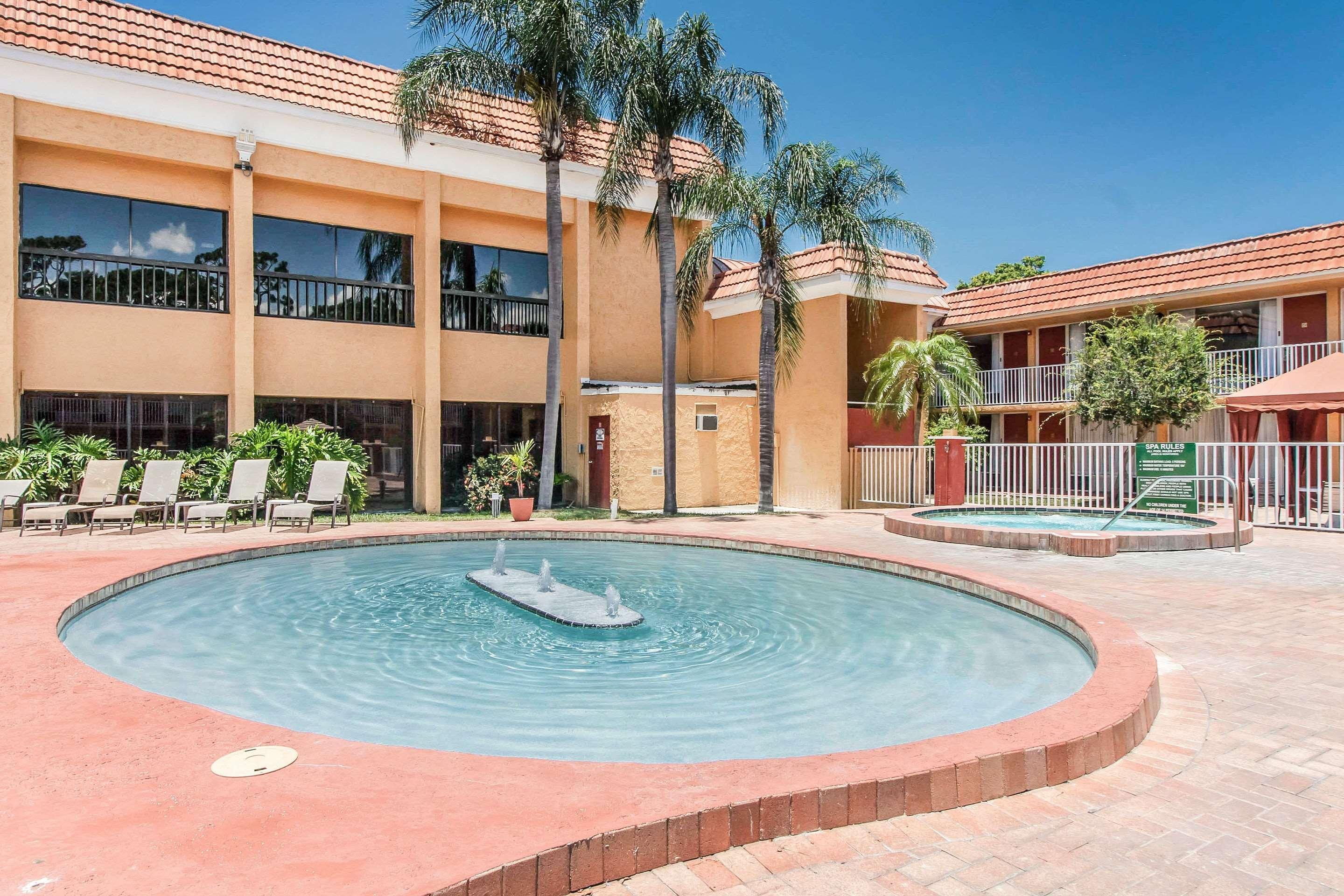 Quality Inn & Suites Conference Center New Port Richey Exterior foto