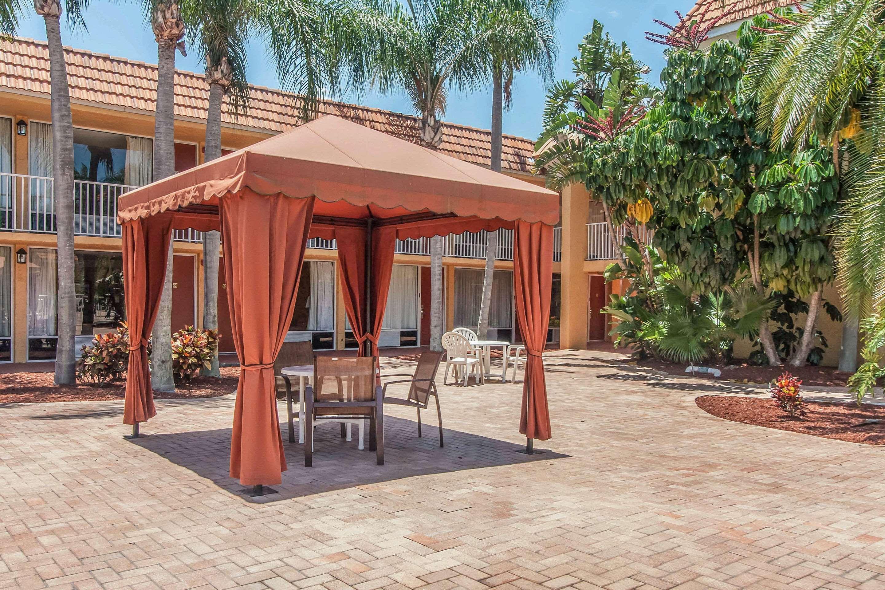 Quality Inn & Suites Conference Center New Port Richey Exterior foto